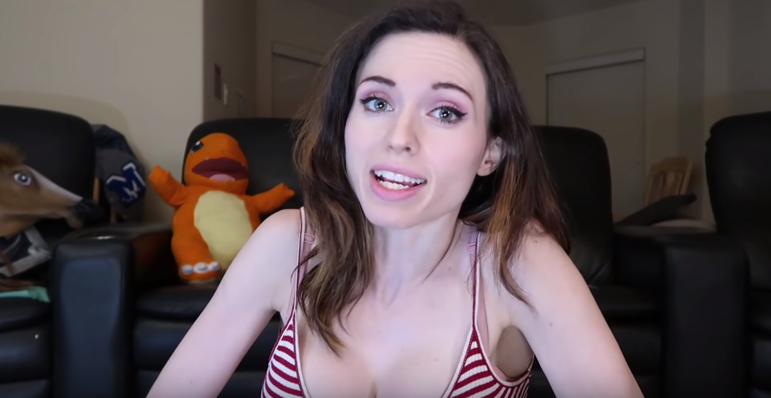Does amouranth do nudes