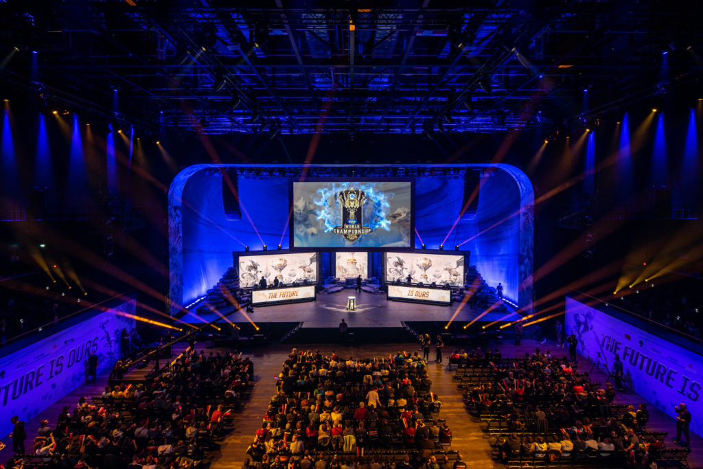 J Team pull out the upset against FunPlus Phoenix at the Worlds 2019