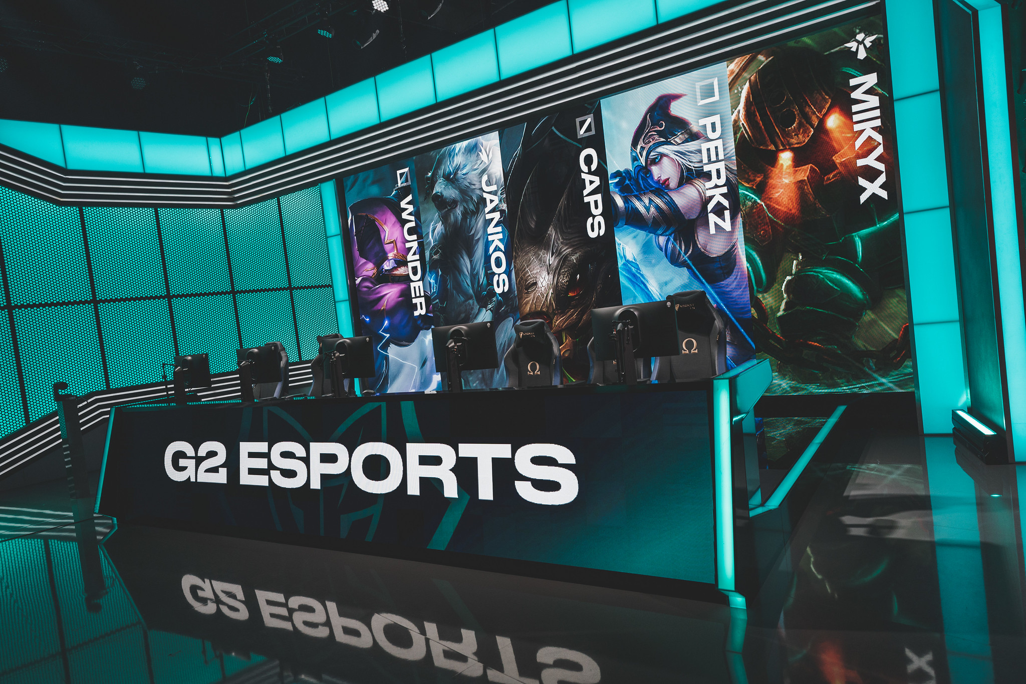 Esports twitch. Аватарки киберспорт. Риот геймс. Киберспорт выставка. Обои для стендов 2 киберспорт на всю высоту.