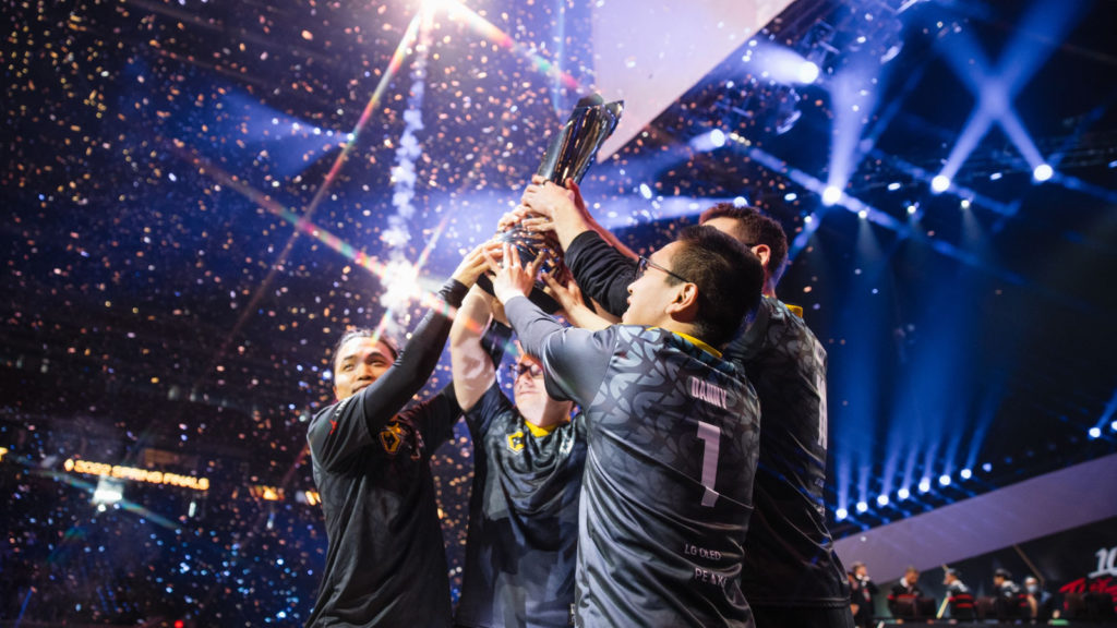 Evil Geniuses remporte le titre LCS 2022 Spring au NRG Stadium de Houston.