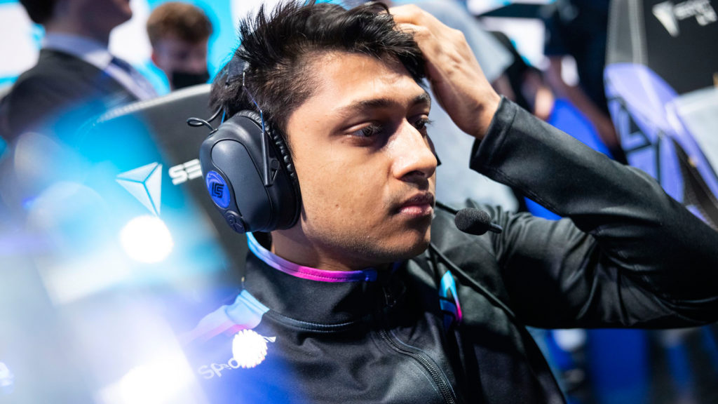 Dhokla rubs his head on bright League of Legends stage