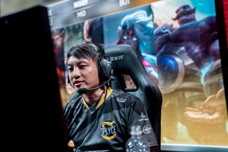 Kasing en un partido oficial con Splyce