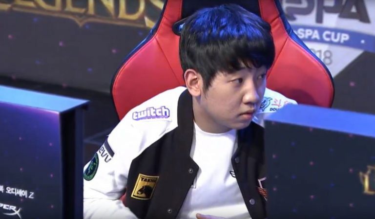 Khan en un partido oficial con SKT